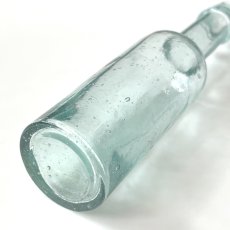 画像5: イギリス アンティークガラス瓶 インテリア雑貨 かわいいガラスボトル (約高さ15.2cm) EY8947 (5)