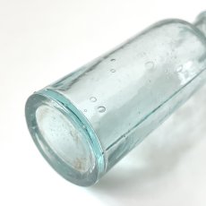画像5: イギリス アンティークガラス瓶 インテリア雑貨 かわいいガラスボトル (約高さ12.3cm) EY8943 (5)