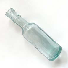 画像2: イギリス アンティークガラス瓶 インテリア雑貨 かわいいガラスボトル (約高さ12.3cm) EY8943 (2)