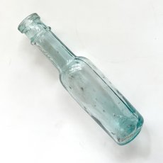 画像2: イギリス アンティークガラス瓶 インテリア雑貨 かわいいガラスボトル (約高さ14.4cm) EY8945 (2)