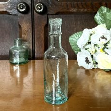 画像1: イギリス アンティークガラス瓶 インテリア雑貨 かわいいガラスボトル (約高さ12.3cm) EY8943 (1)