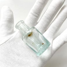 画像7: イギリス 小さなアンティークガラス瓶 古い英国インテリア雑貨 (約高さ6.7cm) (7)