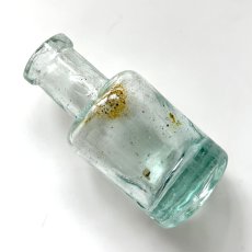 画像3: イギリス 小さなアンティークガラス瓶 古い英国インテリア雑貨 (約高さ6.7cm) (3)
