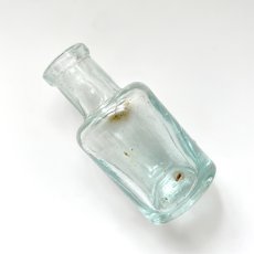 画像4: イギリス 小さなアンティークガラス瓶 古い英国インテリア雑貨 (約高さ6.7cm) (4)