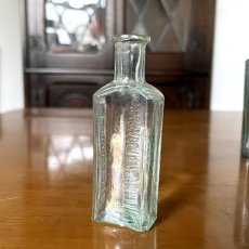 画像2: イギリス アンティークガラス瓶 BOTTLE MADE IN GERMANY (約高さ10.6cm)  (2)