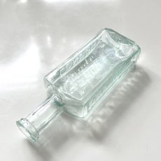 画像7: イギリス アンティークガラス瓶 LONDON AJWHITE (約高さ12.8cm)  (7)