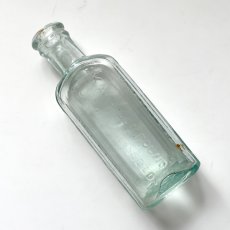 画像2: イギリス アンティークガラス瓶 KAYS COMPOUND (約高さ10.7cm)  (2)
