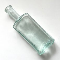 画像5: イギリス アンティークガラス瓶 LONDON AJWHITE (約高さ12.8cm)  (5)