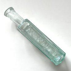 画像6: イギリス アンティークガラス瓶 LONDON AJWHITE (約高さ12.8cm)  (6)
