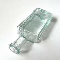 画像8: イギリス アンティークガラス瓶 LONDON AJWHITE (約高さ12.8cm)  (8)