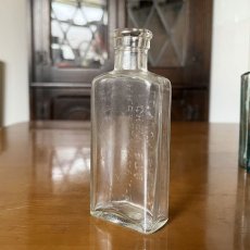 画像2: イギリス アンティークガラス瓶 P.H.GALLOWAY LTD CHEMIST LONDON,S.E.17. (約高さ12.1cm)  (2)