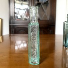画像2: イギリス アンティークガラス瓶 LONDON AJWHITE (約高さ12.8cm)  (2)