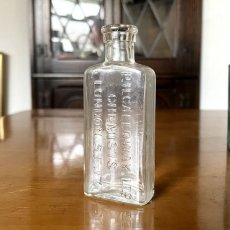 画像1: イギリス アンティークガラス瓶 P.H.GALLOWAY LTD CHEMIST LONDON,S.E.17. (約高さ12.1cm)  (1)