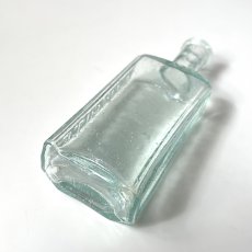 画像9: イギリス アンティークガラス瓶 LONDON AJWHITE (約高さ12.8cm)  (9)