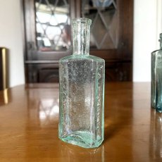 画像1: イギリス アンティークガラス瓶 LONDON AJWHITE (約高さ12.8cm)  (1)