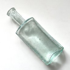 画像3: イギリス アンティークガラス瓶 LONDON AJWHITE (約高さ12.8cm)  (3)