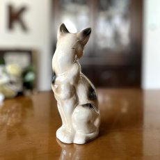画像2: イギリス 陶器製シャムネコ置物 光沢のある猫オブジェ 陶器ねこフィギュリン (約 高さ18cm) (2)
