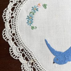 画像7: イギリス ヴィンテージ 幸せの青い鳥のフラワー ハンドメイド花刺繍 ツバメドイリー (約直径19cm) (7)