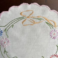 画像4: イギリス ヴィンテージ 優しいお色のフラワー ハンドメイド花刺繍ドイリー (約直径20cm) (4)