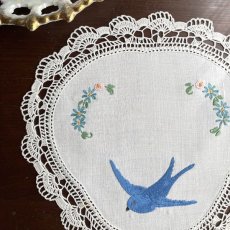 画像3: イギリス ヴィンテージ 幸せの青い鳥のフラワー ハンドメイド花刺繍 ツバメドイリー (約直径19cm) (3)