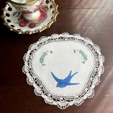 画像1: イギリス ヴィンテージ 幸せの青い鳥のフラワー ハンドメイド花刺繍 ツバメドイリー (約直径19cm) (1)