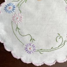 画像7: イギリス ヴィンテージ 優しいお色のフラワー ハンドメイド花刺繍ドイリー (約直径20cm) (7)