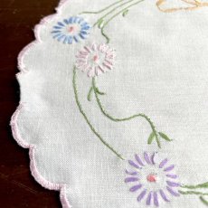 画像8: イギリス ヴィンテージ 優しいお色のフラワー ハンドメイド花刺繍ドイリー (約直径20cm) (8)
