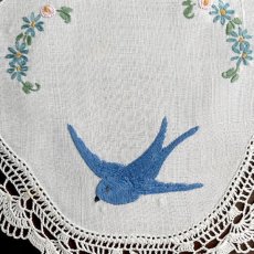 画像4: イギリス ヴィンテージ 幸せの青い鳥のフラワー ハンドメイド花刺繍 ツバメドイリー (約直径19cm) (4)