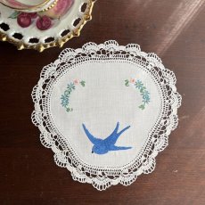 画像2: イギリス ヴィンテージ 幸せの青い鳥のフラワー ハンドメイド花刺繍 ツバメドイリー (約直径19cm) (2)