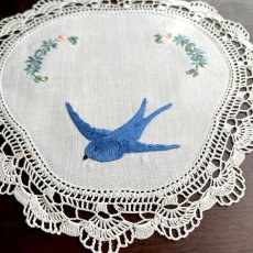 画像6: イギリス ヴィンテージ 幸せの青い鳥のフラワー ハンドメイド花刺繍 ツバメドイリー (約直径19cm) (6)