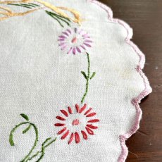 画像9: イギリス ヴィンテージ 優しいお色のフラワー ハンドメイド花刺繍ドイリー (約直径20cm) (9)