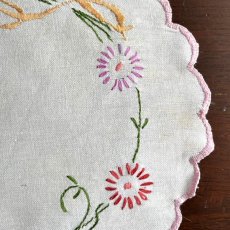 画像6: イギリス ヴィンテージ 優しいお色のフラワー ハンドメイド花刺繍ドイリー (約直径20cm) (6)