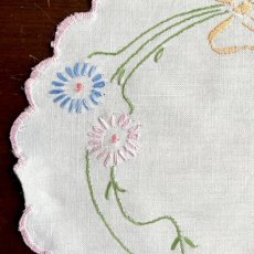 画像3: イギリス ヴィンテージ 優しいお色のフラワー ハンドメイド花刺繍ドイリー (約直径20cm) (3)