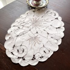 画像1: イギリス ヴィンテージ プレースマット 手刺繍 アイレット スカラップ オーバルランチョンマット (約39cmX28cm) (1)