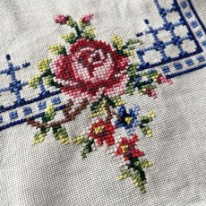 画像2: イギリス ヴィンテージ プレースマット 手刺繍 たっぷりのお花のランチョンマット (約40cmX28cm) (2)