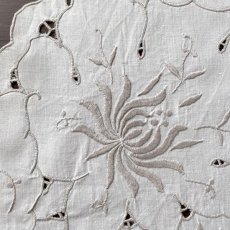 画像9: イギリス ヴィンテージ プレースマット 手刺繍 アイレット スカラップ オーバルランチョンマット (約39cmX28cm) (9)
