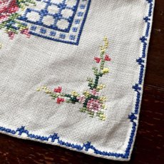 画像4: イギリス ヴィンテージ プレースマット 手刺繍 たっぷりのお花のランチョンマット (約40cmX28cm) (4)
