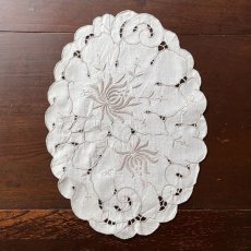 画像2: イギリス ヴィンテージ プレースマット 手刺繍 アイレット スカラップ オーバルランチョンマット (約39cmX28cm) (2)
