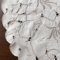 画像4: イギリス ヴィンテージ プレースマット 手刺繍 アイレット スカラップ オーバルランチョンマット (約39cmX28cm) (4)