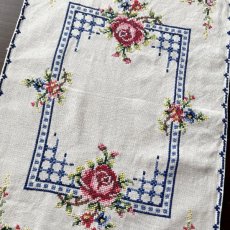 画像9: イギリス ヴィンテージ プレースマット 手刺繍 たっぷりのお花のランチョンマット (約40cmX28cm) (9)