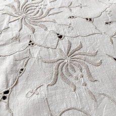 画像6: イギリス ヴィンテージ プレースマット 手刺繍 アイレット スカラップ オーバルランチョンマット (約39cmX28cm) (6)