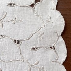 画像8: イギリス ヴィンテージ プレースマット 手刺繍 アイレット スカラップ オーバルランチョンマット (約39cmX28cm) (8)