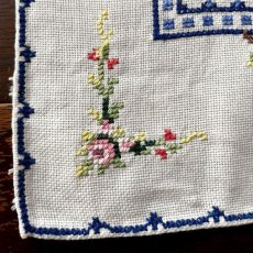 画像3: イギリス ヴィンテージ プレースマット 手刺繍 たっぷりのお花のランチョンマット (約40cmX28cm) (3)