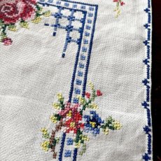 画像5: イギリス ヴィンテージ プレースマット 手刺繍 たっぷりのお花のランチョンマット (約40cmX28cm) (5)