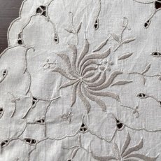 画像3: イギリス ヴィンテージ プレースマット 手刺繍 アイレット スカラップ オーバルランチョンマット (約39cmX28cm) (3)
