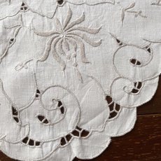 画像5: イギリス ヴィンテージ プレースマット 手刺繍 アイレット スカラップ オーバルランチョンマット (約39cmX28cm) (5)