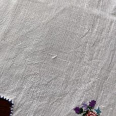 画像9: イギリス ヴィンテージ プレースマット ハンドメイドフラワー刺繍 (約38cmX38cm) (9)