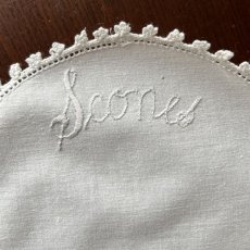 画像4: イギリス ヴィンテージ Sconesスコーン ホワイトリネンドイリー ハンドメイド手刺繍 (約18cm) (4)