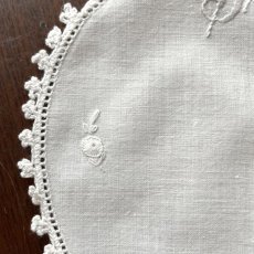 画像6: イギリス ヴィンテージ Sconesスコーン ホワイトリネンドイリー ハンドメイド手刺繍 (約18cm) (6)