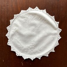 画像3: イギリス ヴィンテージ Biscuits ビスケットホワイトリネンドイリー ハンドメイド手刺繍 (約18.5cm) (3)